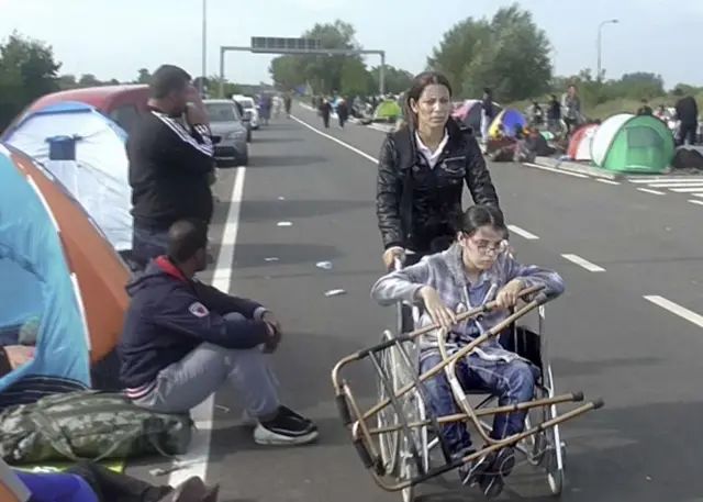 نوجين وأختها التي رافقتها طوال رحلتها أثناء عبورهما لثماني دول أوروبية حتى وصلا إلى وجهتهما الأخيرة ألمانيا حيث يقيمان حالياً مع اخيهما.