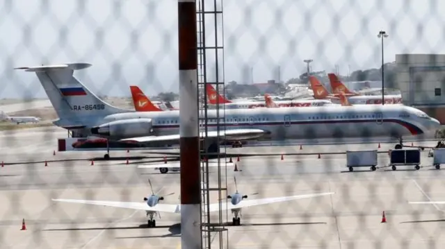 Un avión con bandera rusa en el aeropuerto Simón Bolivar de Caracas el domingo.