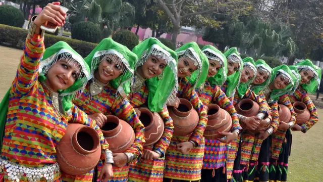 చిన్న పిల్లల ఫొటోలు సోషల్ మీడియా షేరింగ్ పోస్టింగ్ Selfie sharenging parenting children photos posting in social media