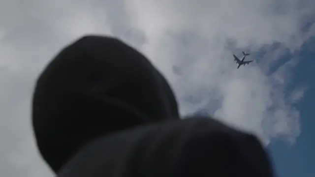 Joven mirando el cielo.