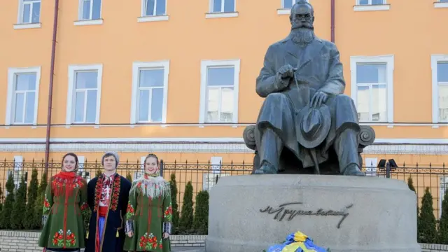 Пам'ятник Михайлу Грушевському