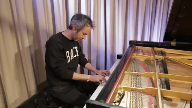 James Rhodes tocando piano