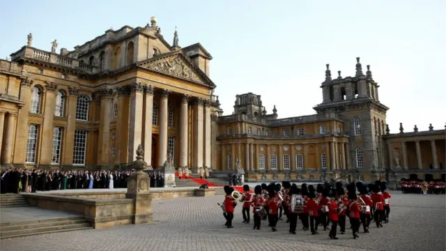 در حالی که چند دسته از گاردهای تشریفاتی در برابر آقای ترامپ برنامه اجرا کردند اما این مراسم بسیار مختصرتر از آنی است که معمولا یک رئیس جمهور آمریکا در یک دیدار رسمی از بریتانیا با آن روبرو می‌شود و در مقایسه با تشریفاتی که سال گذشته امانوئل مکرون در پاریس برای آقای ترامپ تدارک دیده بود ناچیز توصیف شده است