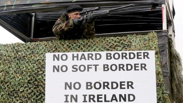 Manifestante vestido de soldado, na fronteira da Irlanda