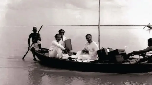 হোসেন শহীদ সোহরাওয়ার্দী ও শেখ মুজিবুর রহমান ১৯৫৪ সালের নির্বাচনের সময় সারা দেশ ঘুরে যুক্তফ্রন্টের পক্ষে প্রচারণা চালিয়েছেন।