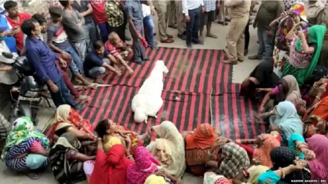 अरुण के शव के आसपास रोते परिजन