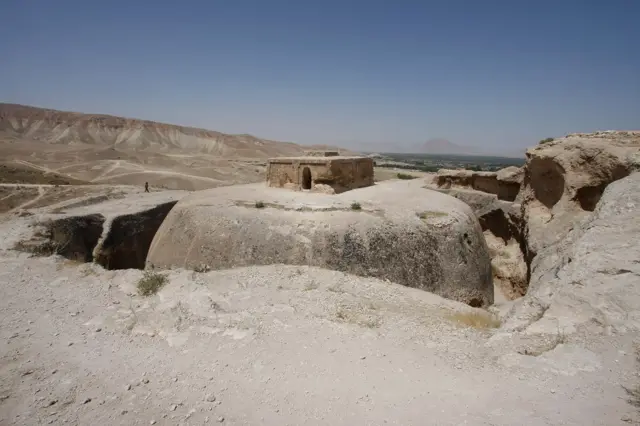 Tahti Rostam, stupa izdubljana u steni nedaleko od gradića Ajbak u provinciji Samangan nekada je predstavljala centralni deo budističkog manastira.