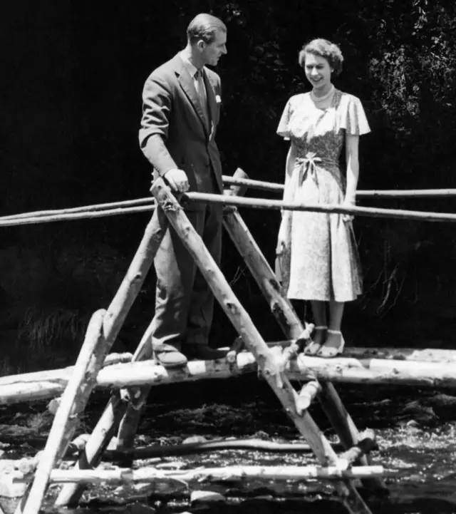 La princesse Elizabeth et le duc d'Édimbourg sur un pont dans le parc de Sagana Lodge, leur cadeau de mariage offert par le peuple du Kenya, le 5 février 1952.