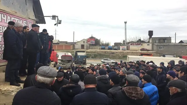 Члены "Комитета Манаса" выступают перед дальнобойщиками