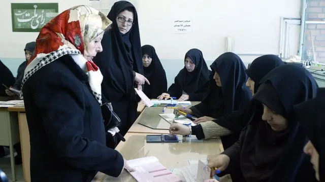 نساء في مركز اقتراع
