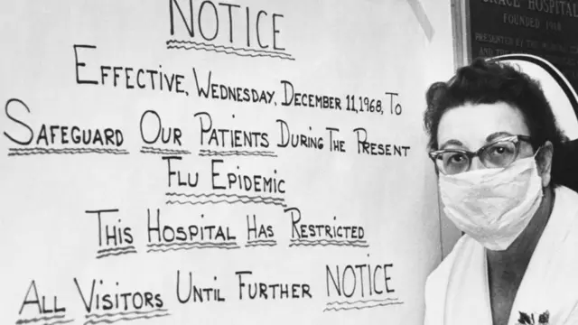 لوحة داخل مستشفى مكتوب عليها بخط اليد