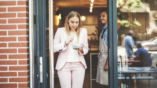 Mujer atravesando una puerta