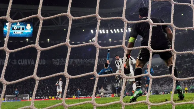 Cristiano Ronaldo remata de chilena.