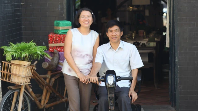 Anh Lê Nguyên Bình và chị Mai Thị Kim Quyên ở Hội An đã sử dụng quảng cáo trực tuyến và các công cụ trên Internet để phát triển kinh doanh.
