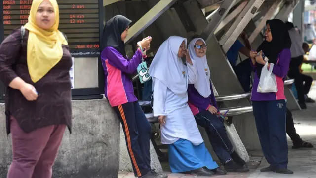 ยังคงเป็นข้อถกเถียงกันในสังคมมาเลเซียเกี่ยวกับเรื่องการลดอายุผู้มีสิทธิออกเสียงเลือกตั้งลงจาก 21 ปี เป็น 18 ปีว่าเหมาะสมหรือไม่