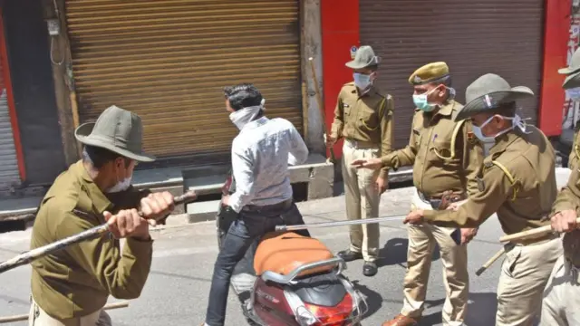 কারফিউ অমান্য করে পথে বেরোনোয় ভিলওয়ারাতে এক যুবককে পুলিশি প্রহার