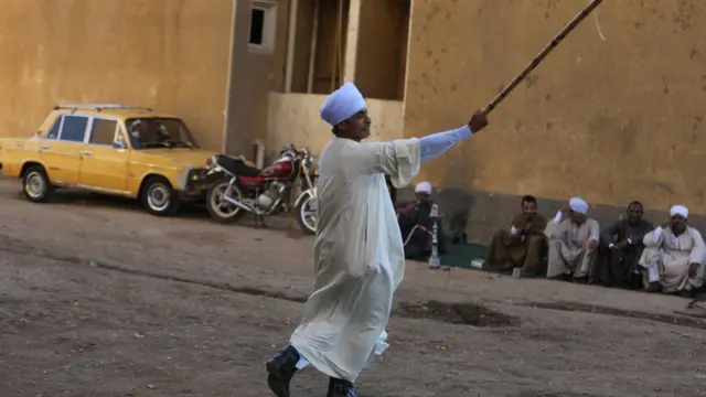 رجل يرقص بالعصا