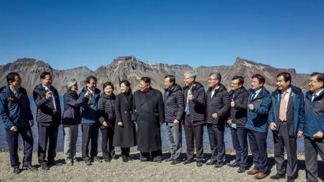 Los presidentes coreanos forman el símbolo del corazón con los dedos.