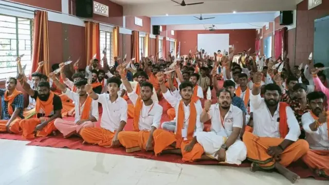 त्रिशूल लिए युवा