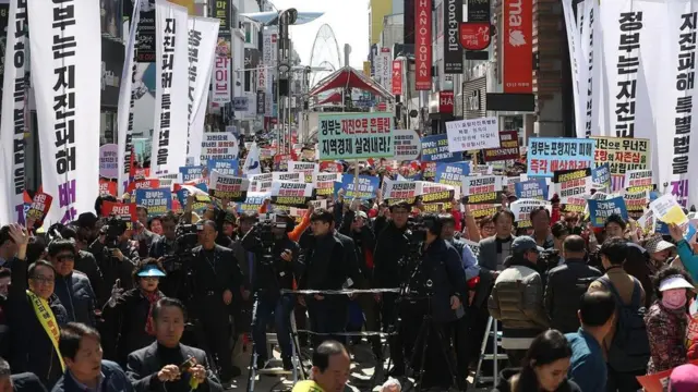 متظاهرون في مدينة بوهانغ يطالبون بتعويض عن الخسائر التي تكبدوها جراء زلزال 2017