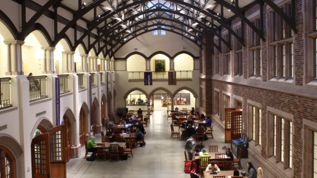 Vista del salón Mary Gates Hall de la Universidad de Washington donde en el fondo se ve el cuadro de la madre de Bill Gates.