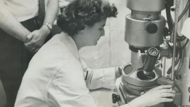 ਡਾਕਟਰ ਅਲਮੇਡਾ ਨੇ ਸਭ ਤੋਂ ਪਹਿਲਾਂ 1964 ਵਿੱਚ ਲੰਡਨ ਦੇ ਸੈਂਟ ਥੌਮਸ ਹਸਪਤਾਲ ਦੀ ਲੈਬ ਵਿੱਚ ਕੀਤੀ ਸੀ