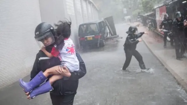 சீனாவை நோக்கி செல்கிறது பிலிப்பைன்ஸை தாக்கிய மாங்குட் சூறாவளி