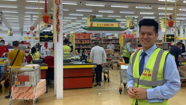 布莱恩在超市内