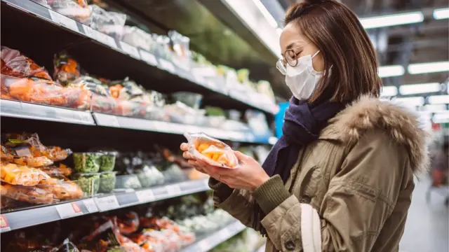 Une femme dans un supermarché