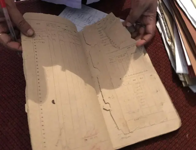 सौ साल पुराने दस्तावेज़