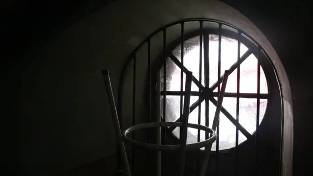 Janela lateral, ao lado da rua Santa Ifigênia, trancada com grade após tentativas de invasões noturnas