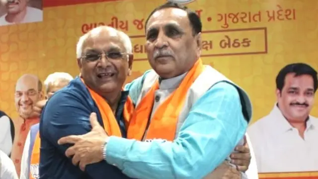 பதவி விலகிய முதல்வர் விஜய் ரூபானியுடன், புதிதாக முதல்வர் பதவிக்கு தேர்வு செய்யப்பட்ட பூபேந்திர பட்டேல் (இடது).