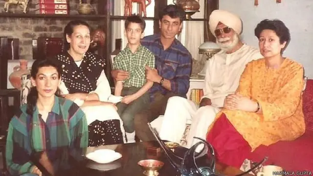 हरबख़्श सिंह अपने परिवार के साथ (दाएं से दूसरे).