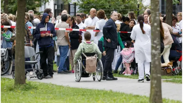 Ljudi ispred Medicinskog centra u Roterdamu