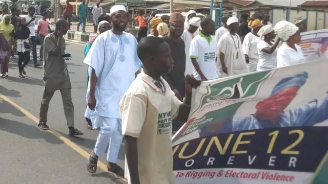 Awọn eeyan to n wọde lati yẹ Abiọla si