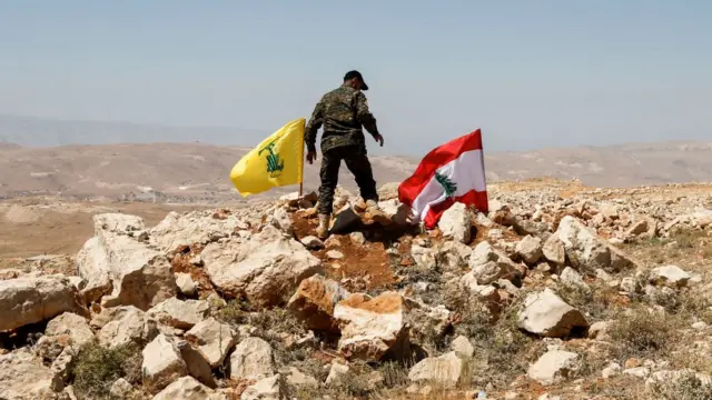 Hizbullah ve Lübnan bayrakları