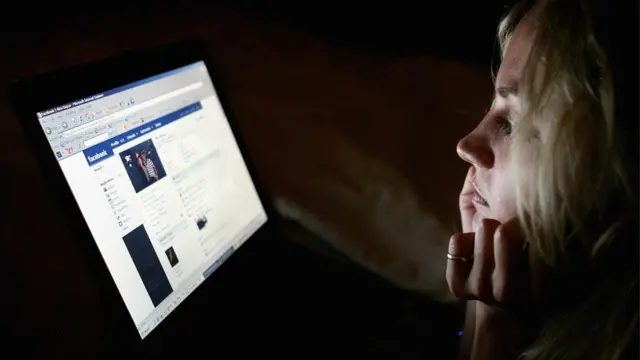 Persona lee Facebook