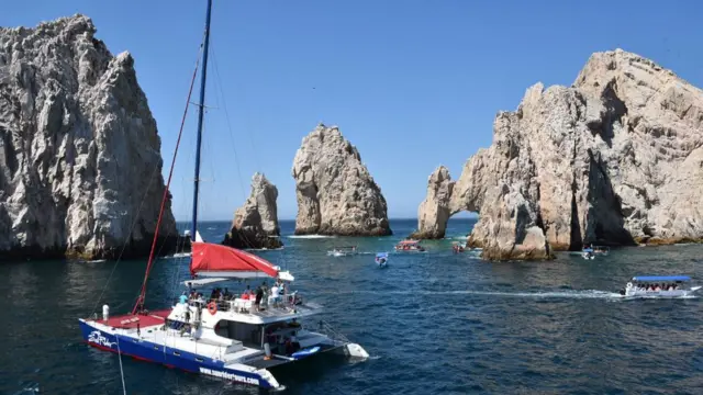 Barco navega no martênis ramarimLos Cabos