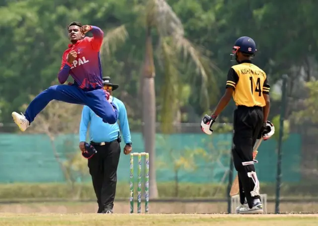 विशाल पटेलले चार र दीपक बोहराले तीन विकेट लिए