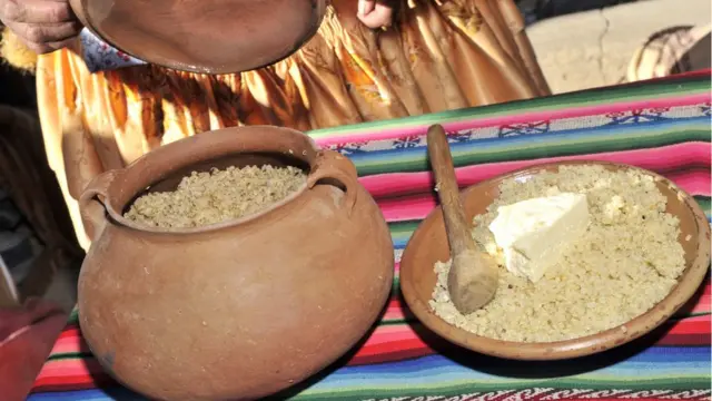 Dos contenedores artesanales de quinua.