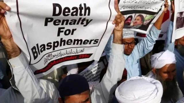 ਈਸ਼ ਨਿੰਦਾ ਖ਼ਿਲਾਫ ਪ੍ਰਦਰਸ਼ਨ ਕਰਦੇ ਲੋਕ