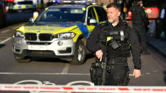 Полицейский на месте инцидента на Лондонском мосту