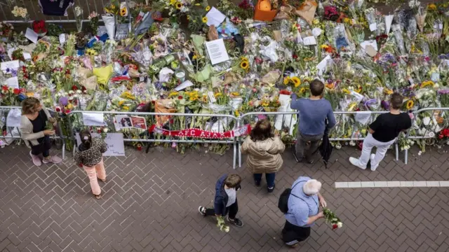 Цветы на месте убийства журналиста