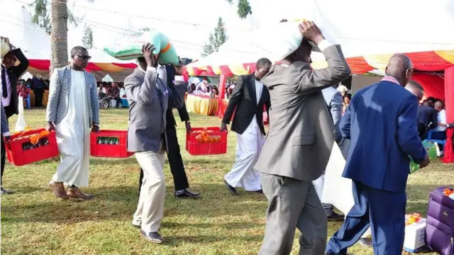 Kila Bwanaharusi alilileta kilo 50 za sukari na zawadi nyingine kwa ajili ya familia za wachumba wao