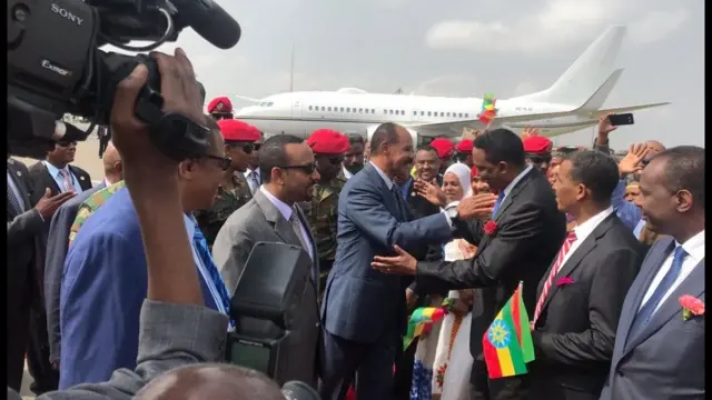 ፕሬዚዳንት ኢሳያስ አፈወርቂን ለመቀበል የውጭ ጉዳይ ሚኒስትር ወርቅነህ ገበየሁ (ዶ/ር) በቦሌ ዓለም አቀፍ አየር ማረፊያ ተገኝተዋል።