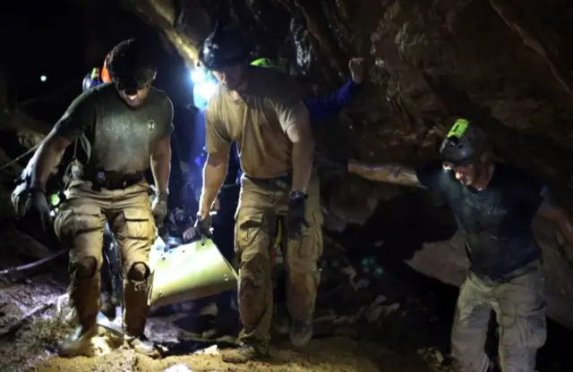 Meninos são resgatados da caverna