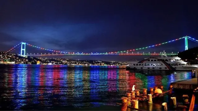İstanbulun 15 Temmuz Şəhidlər, Fatih Sultan Mehmet və Yavuz Sultan Selim körpüləri Azərbaycan bayrağının rənglərinə uyğun işıqlandırılıb.