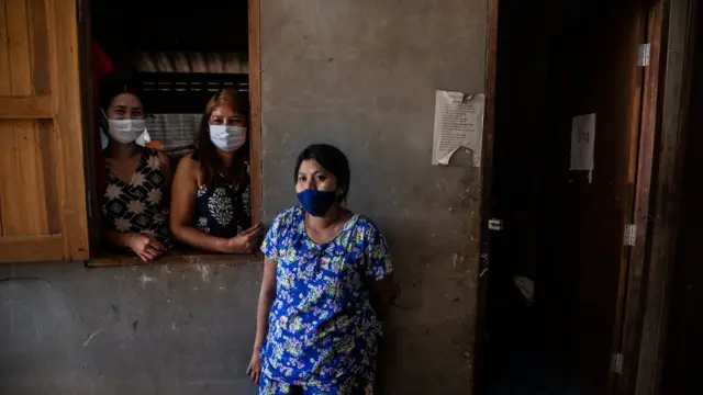 ที่พักอาศัยที่ต้องอยู่กันอย่างแออัด เพื่อลดค่าใช้จ่าย แต่ทำให้เสี่ยงติดโรคโควิด-19