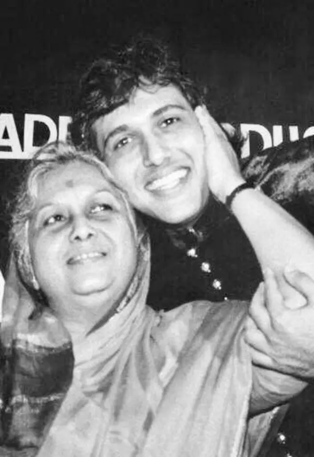 अपनी मां के साथ गोविंदा