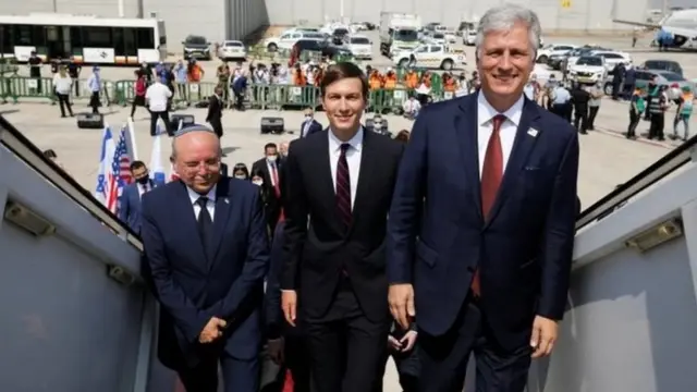 جارد کوشنر، مشاور ارشد کاخ سفید، (نفر وسط) نیز در بین مسافران این هواپیما است